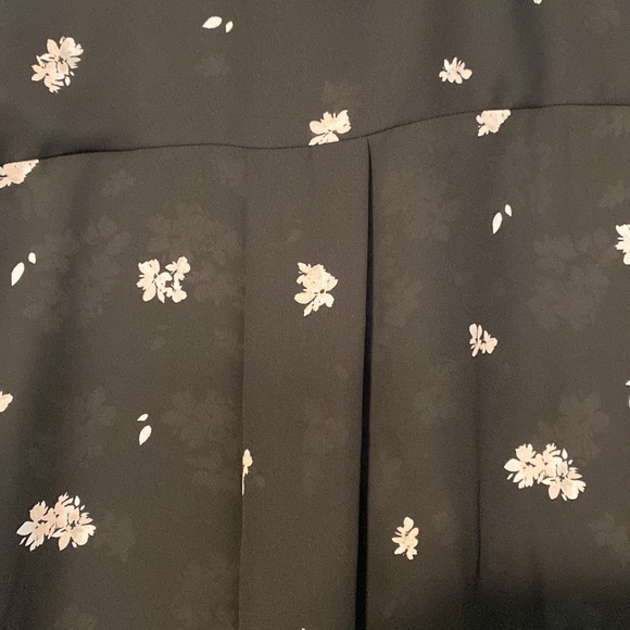 Stunning Liz Claiborne blouse. Size large, 28” long, 22” pit. Beautiful! - Picture 5 of 6